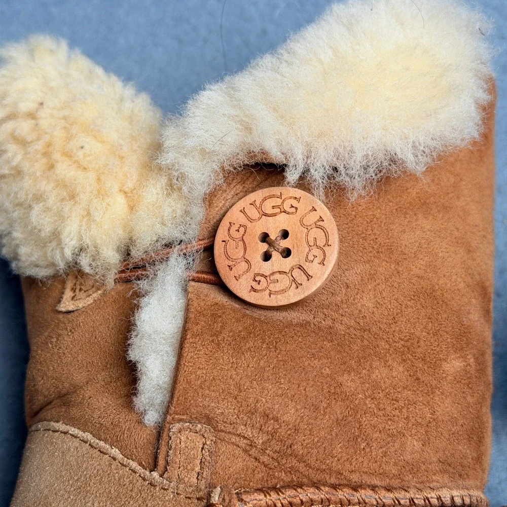 UGG Bailey Button Chestnut Suede Shearling Boots Womens 6 5803